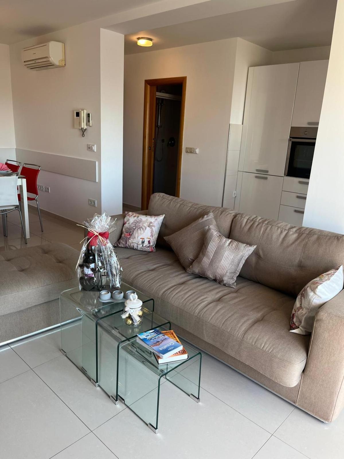 Kroatien Adria Riviera Mit 3 Schlafzimmer Apartment *
